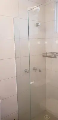 A planta de Ótimo apt 3 suítes, 2 garagens, 75 m da praia, ar