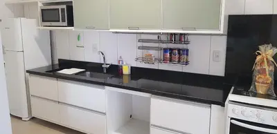 A planta de Ótimo apt 3 suítes, 2 garagens, 75 m da praia, ar