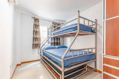 Uma cama ou camas num quarto em Apartamento a 200m da Praia de Bombas