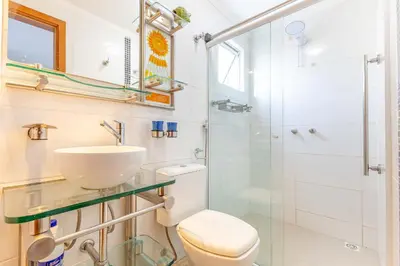 Uma casa de banho em Apartamento a 200m da Praia de Bombas