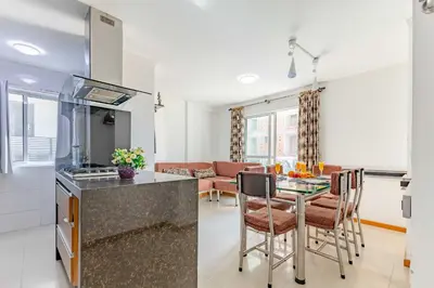 A cozinha ou kitchenette de Apartamento a 200m da Praia de Bombas