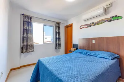 Uma cama ou camas num quarto em Apartamento a 200m da Praia de Bombas