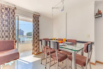Uma área de estar em Apartamento a 200m da Praia de Bombas