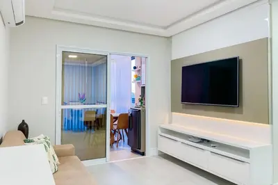 Uma televisão e/ou sistema de entretenimento em Praia de Palmas - Imóvel Amplo e novo - 0492