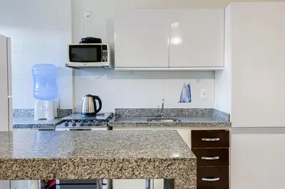 A cozinha ou kitchenette de Praia de Palmas - Lindo Apto a 450m do Mar - 0493