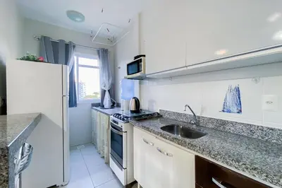 A cozinha ou kitchenette de Praia de Palmas - Lindo Apto a 450m do Mar - 0493