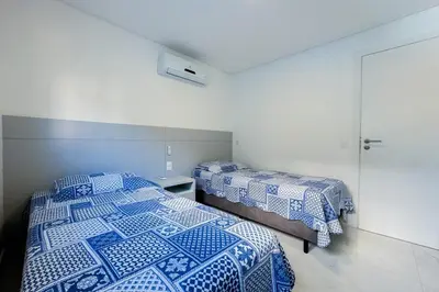 Uma cama ou camas num quarto em Praia de Palmas - 80 metros da praia - 0496