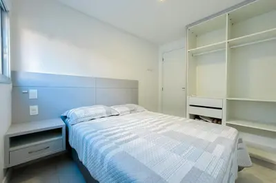 Uma cama ou camas num quarto em Praia de Palmas - 80 metros da praia - 0496