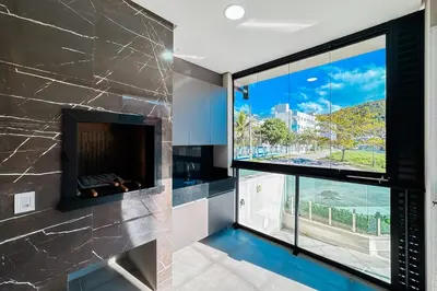 Uma televisão e/ou sistema de entretenimento em Praia de Palmas - 350m do mar - Apto garden - 0498
