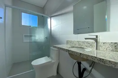 Uma casa de banho em Apto térreo garden com jacuzzi privativa - 0488