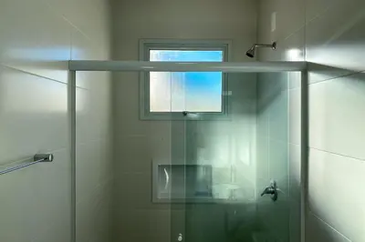 Uma casa de banho em Apto térreo garden com jacuzzi privativa - 0488