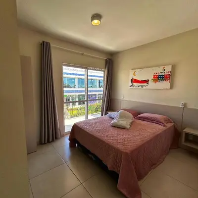 Uma cama ou camas num quarto em Apartamentos 10m Mar Bombinhas - Morada de Praia Suítes