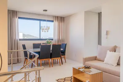 Uma área de estar em Cobertura duplex com 02 suítes