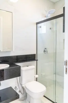 Uma casa de banho em Cobertura duplex com 02 suítes