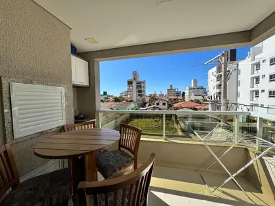Uma varanda ou terraço em Residencial Luize 201 – Um apartamento encantador, a apenas 3 minutos a pé do mar na Praia de Palmas