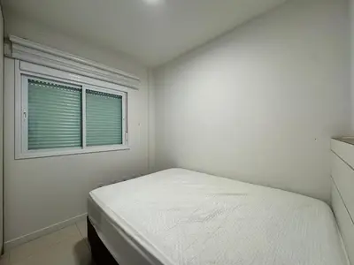 Uma cama ou camas num quarto em Residencial Luize 201 – Um apartamento encantador, a apenas 3 minutos a pé do mar na Praia de Palmas