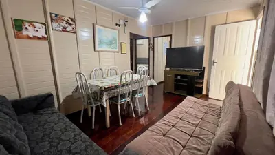 Uma televisão e/ou sistema de entretenimento em Recanto Silveira 150 metros da Praia Canto Grande Mar de Fora( Mariscal )