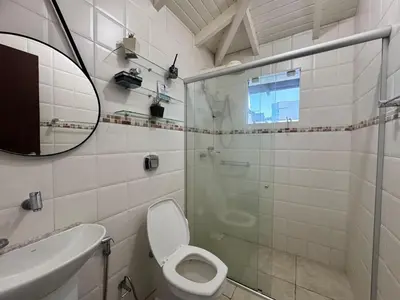 Uma casa de banho em CASA PINHEIROS - Casa na Praia de Palmas com 4 Dormitórios e Piscina