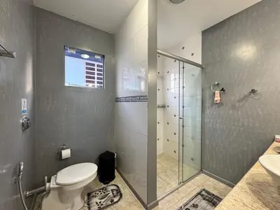 Uma casa de banho em CASA PINHEIROS - Casa na Praia de Palmas com 4 Dormitórios e Piscina