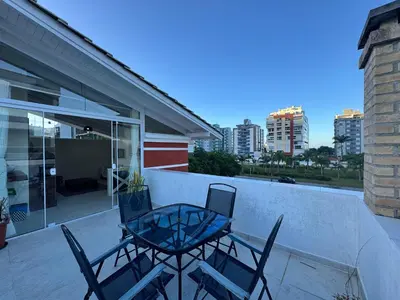 Uma varanda ou terraço em CASA PINHEIROS - Casa na Praia de Palmas com 4 Dormitórios e Piscina