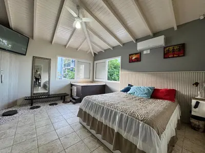 Uma televisão e/ou sistema de entretenimento em CASA PINHEIROS - Casa na Praia de Palmas com 4 Dormitórios e Piscina
