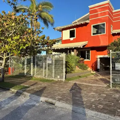 CASA PINHEIROS - Casa na Praia de Palmas com 4 Dormitórios e Piscina