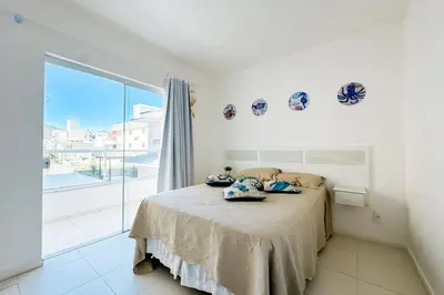 Uma cama ou camas num quarto em Apto bem localizado a 400 mtrs da Praia de Palmas - 0131