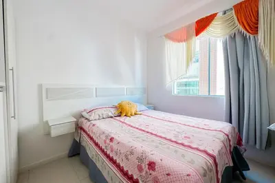 Uma cama ou camas num quarto em Apto bem localizado a 400 mtrs da Praia de Palmas - 0131
