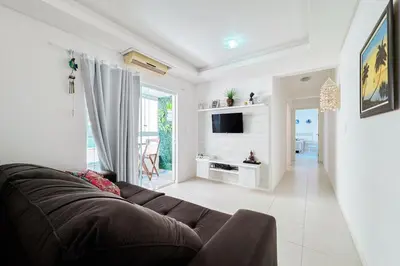 Uma televisão e/ou sistema de entretenimento em Apto bem localizado a 400 mtrs da Praia de Palmas - 0131
