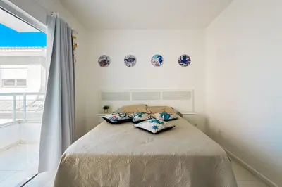 Uma cama ou camas num quarto em Apto bem localizado a 400 mtrs da Praia de Palmas - 0131
