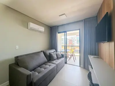 Uma televisão e/ou sistema de entretenimento em Praia de Palmas - 100m do Mar em Prédio Novo - 0188