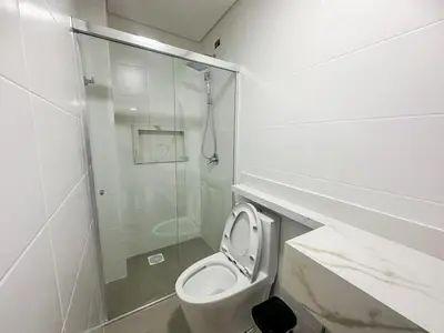 Uma casa de banho em Praia de Palmas - 100m do Mar em Prédio Novo - 0188