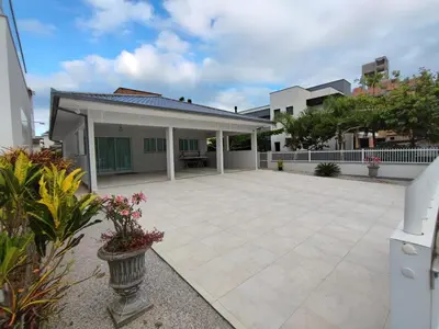 O edifício onde o apartamento está situado
