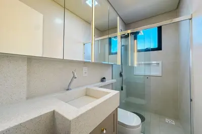 Uma casa de banho em Apto alto padrão frente mar - 0354