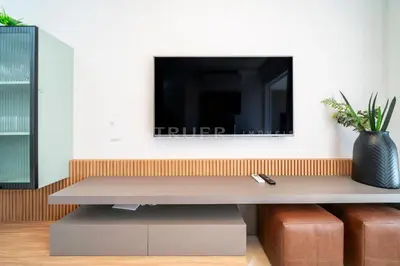 Uma televisão e/ou sistema de entretenimento em Terrazo 407B - Apto 2 quartos em condomínio de luxo à 300 metros da Praia de Bombas