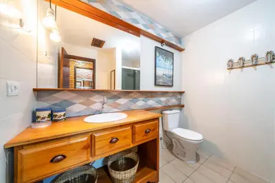 Uma casa de banho em Casa aconchegante perto da praia HN6078