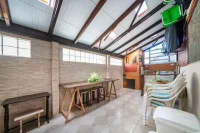 Uma área de estar em Casa aconchegante perto da praia HN6078