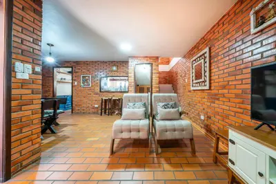 Uma televisão e/ou sistema de entretenimento em Casa aconchegante perto da praia HN6078