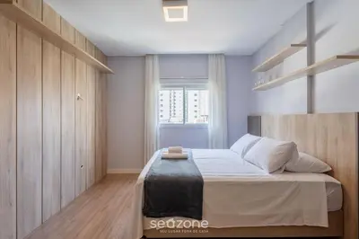 Uma cama ou camas num quarto em Apto c/ Churrasqueira a 550m da Praia RAA0301