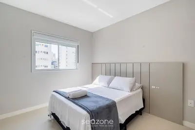 Uma cama ou camas num quarto em Apto c/ Churrasqueira a 550m da Praia RAA0301