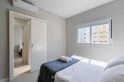 Uma cama ou camas num quarto em Apto c/ Churrasqueira a 550m da Praia RAA0301