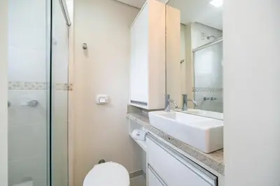 Uma casa de banho em Turim 2 Suítes Quadra Mar by Achei Camboriú
