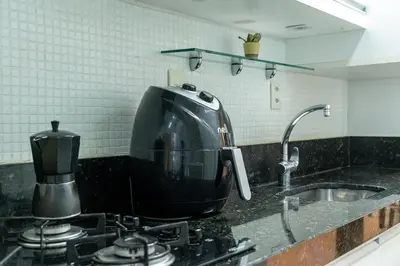 A cozinha ou kitchenette de Turim 2 Suítes Quadra Mar by Achei Camboriú