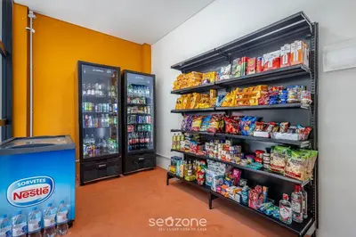 Um supermercado ou outras lojas no apartamento ou nas proximidades