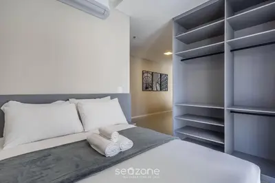 Uma cama ou camas num quarto em Sua estadia exclusiva a poucos passos do Mar em Meia Praia - FFS
