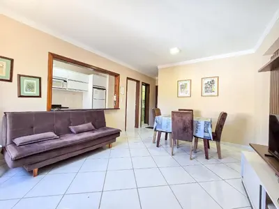Uma área de estar em 112 - Apto com 2 quartos a poucos passos do mar!