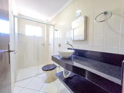 Uma casa de banho em 112 - Apto com 2 quartos a poucos passos do mar!