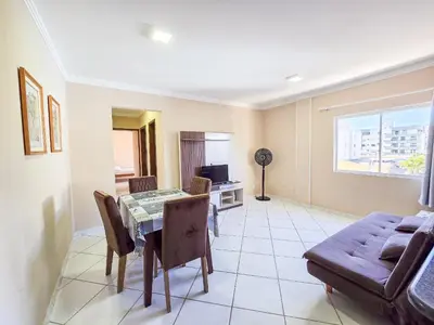Uma televisão e/ou sistema de entretenimento em 112 - Apto com 2 quartos a poucos passos do mar!
