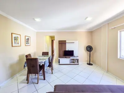 Uma televisão e/ou sistema de entretenimento em 112 - Apto com 2 quartos a poucos passos do mar!