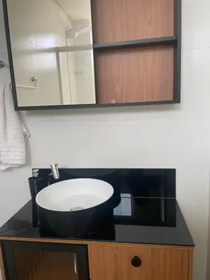 Uma casa de banho em Apartamento à 370m do mar